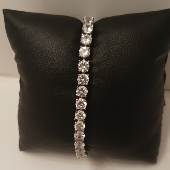 STUNNING 10K WG MOISSANITE TENNIS Bracelet🥰🤩 - Picture 9 of 16